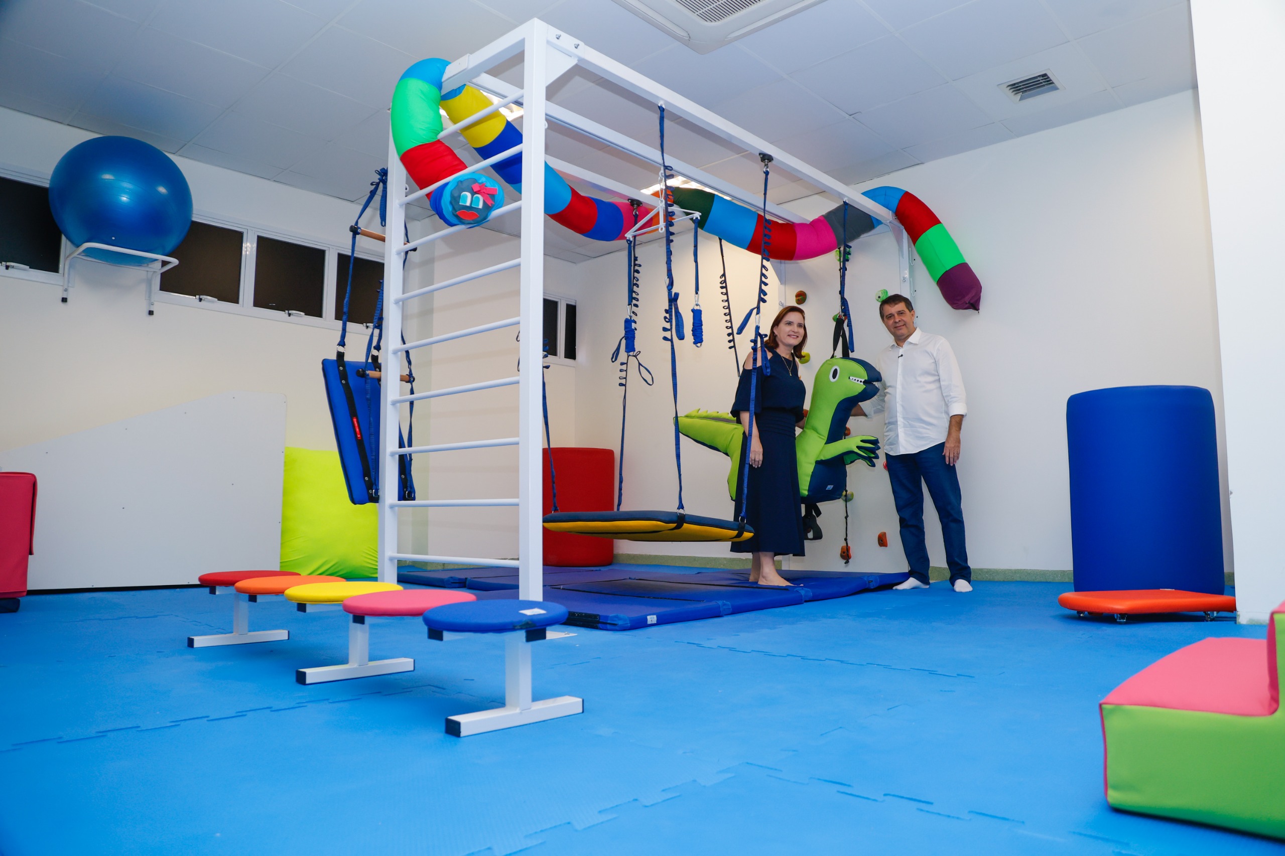 prefeito evandro e primeira-dama cristiane leitão posam dentro de uma das salas do espaço girassol